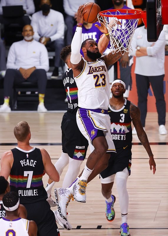 לברון בדרך לגמר בבועה