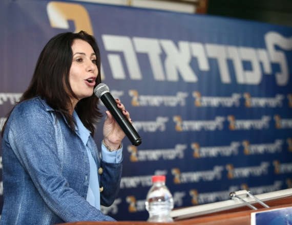 מירי רגב על רקע שלט הליכודיאדה