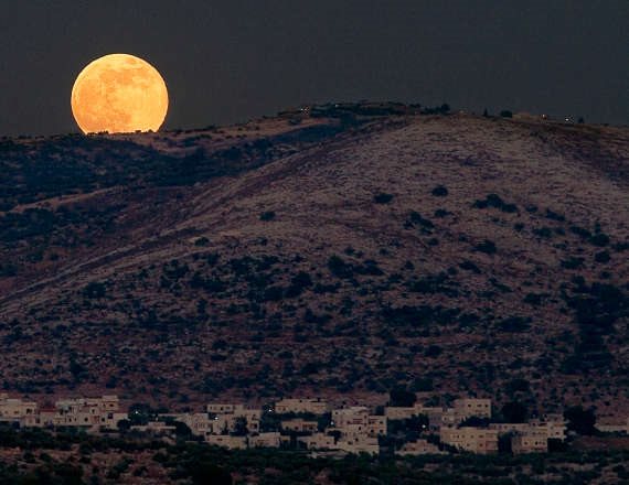 הירח על רקע גבעה