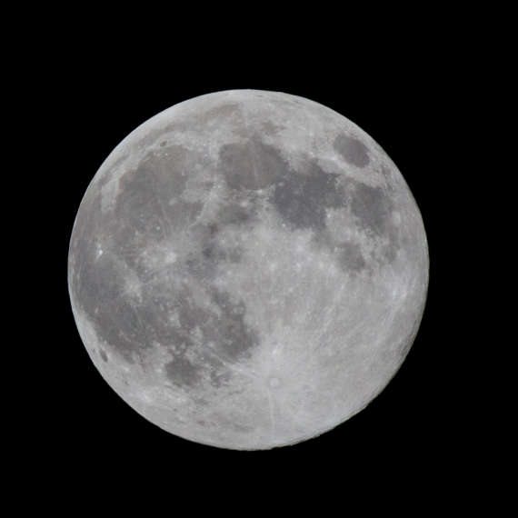 האם יש מים על הירח?