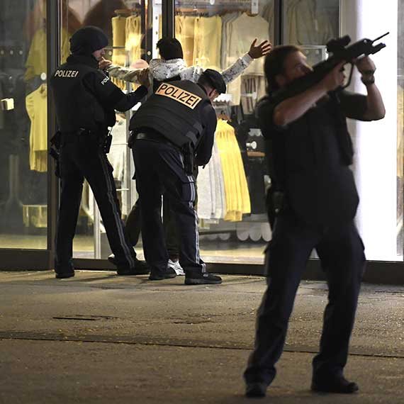 כוחות משטרה בווינה, הלילה