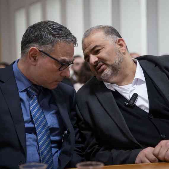 מנסור עבאס (מימין)