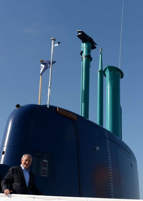 ראש הממשלה בנימין נתניהו על רקע צוללת