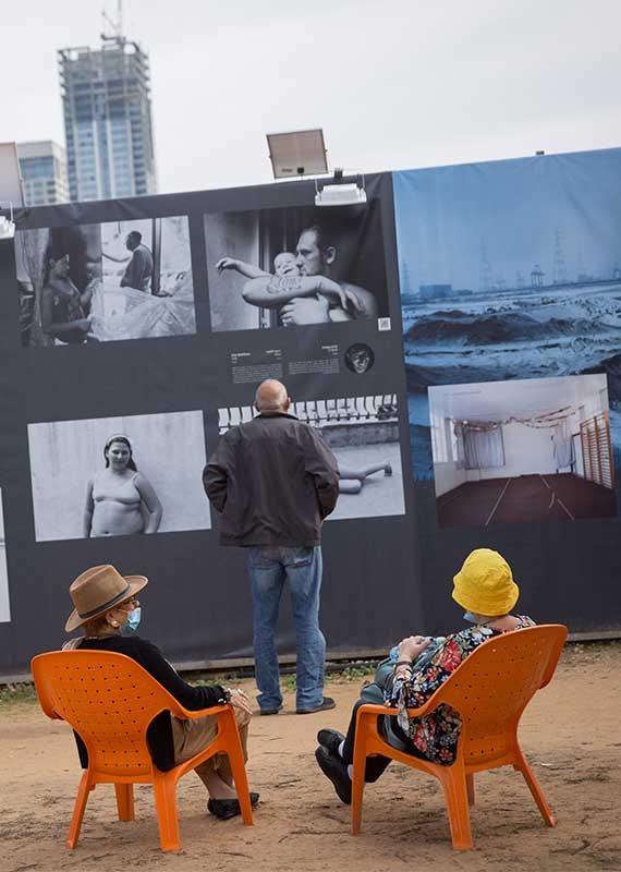 גם מזג האוויר נפלא. תערוכת הצילום בת"א
