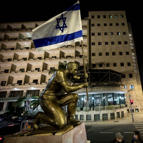 פסל מפגין מאת האומן איתי זלאיט