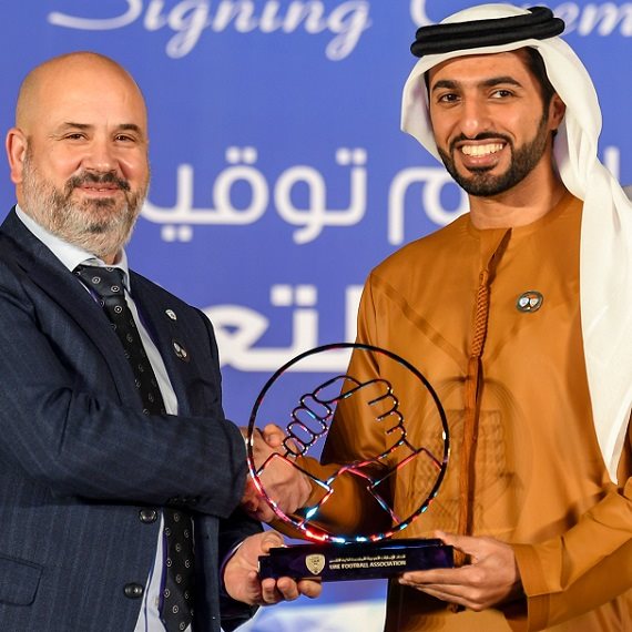 אורן חסון יו"ר הההתאחדות לכדורגל בחתימת ההסכם