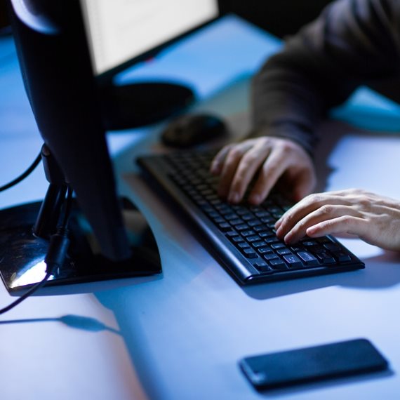 מסייעים לקשישים עם המצוקה הטכנולוגית. למצולם אין קשר לנאמר