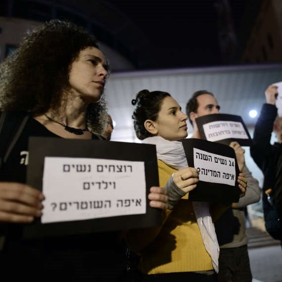 מתוך מחאה על אלימות נגד נשים