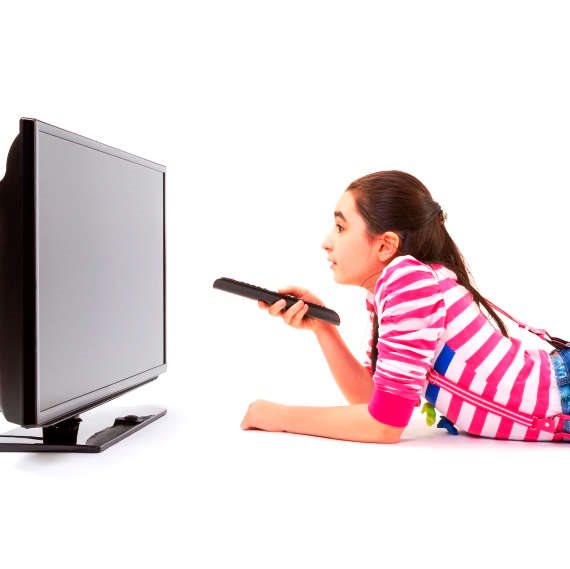 ילדה מול טלוויזיה