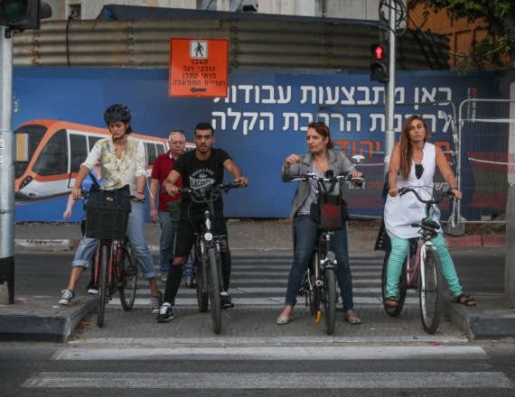 רוכבי אופניים ברחבי תל אביב