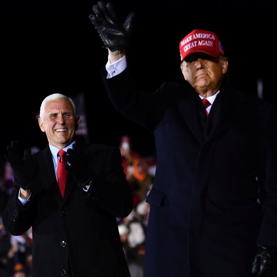 מייק פנס ודולנד טראמפ