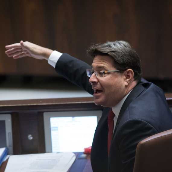 השר אופיר אקוניס