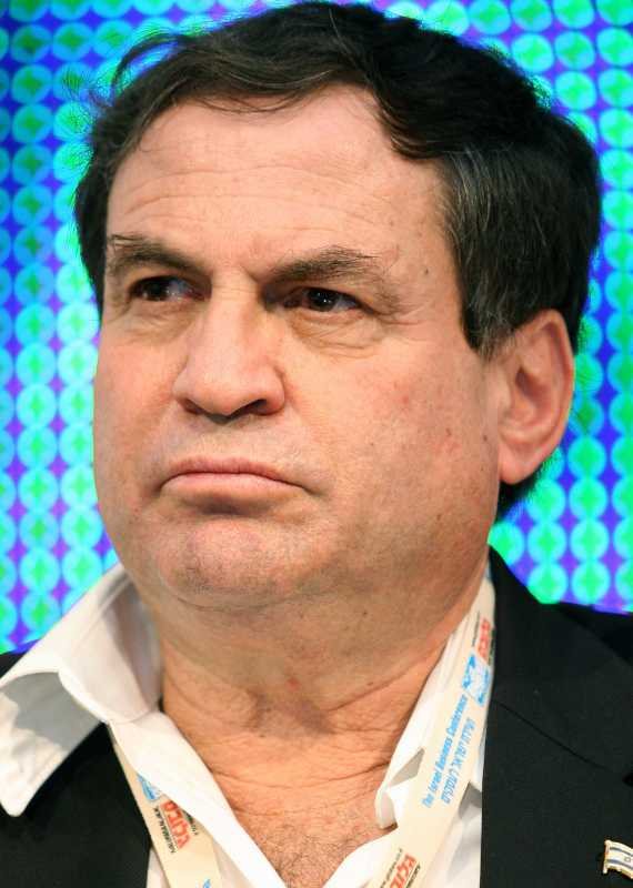 עוזי דיין, נפרד מדודתו