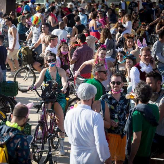 עוצר בלילה, מסיבה ביום