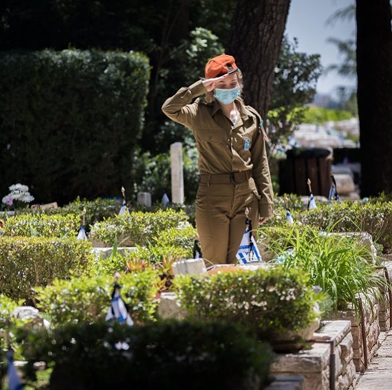 "למה באותו ערב של יום הזיכרון - כבר מתחילות החגיגות?"