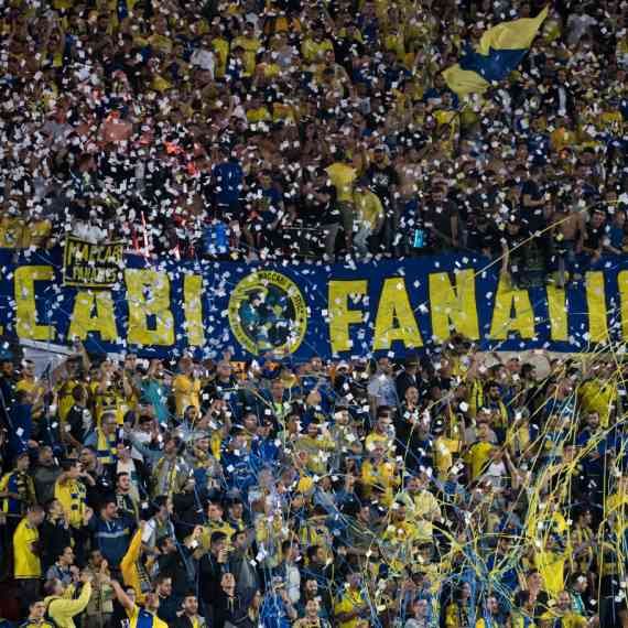 במכבי תל אביב שמחים על הניצחון שמקרב את הקבוצה לפסגה