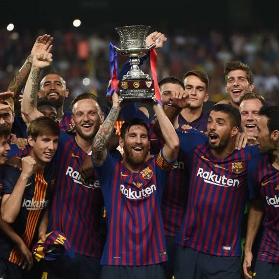 ברצלונה בהנפת גביע הסופר קאפ