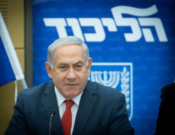 בנימין נתניהו על רקע סמל הליכוד