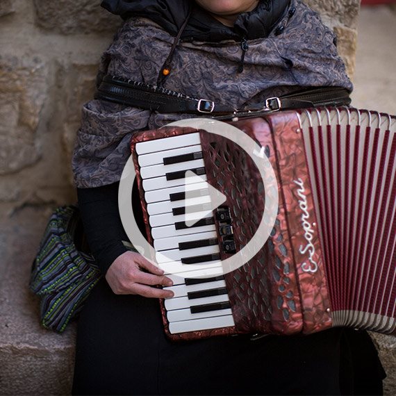 אני עושה לי מנגינות