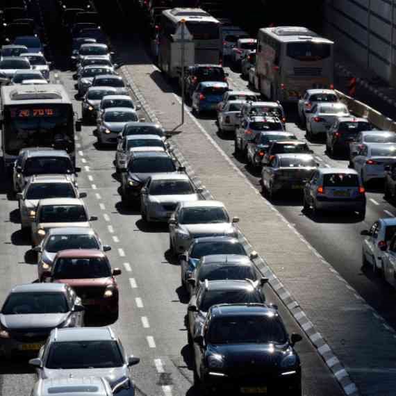 עומדים. שוב.