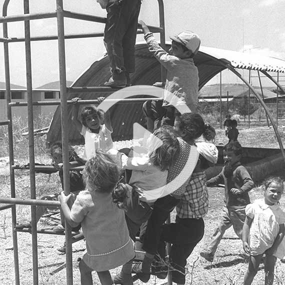 ילדים משחקים בחצר גן הילדים במושב אביבים שבגליל העליון, 1970
