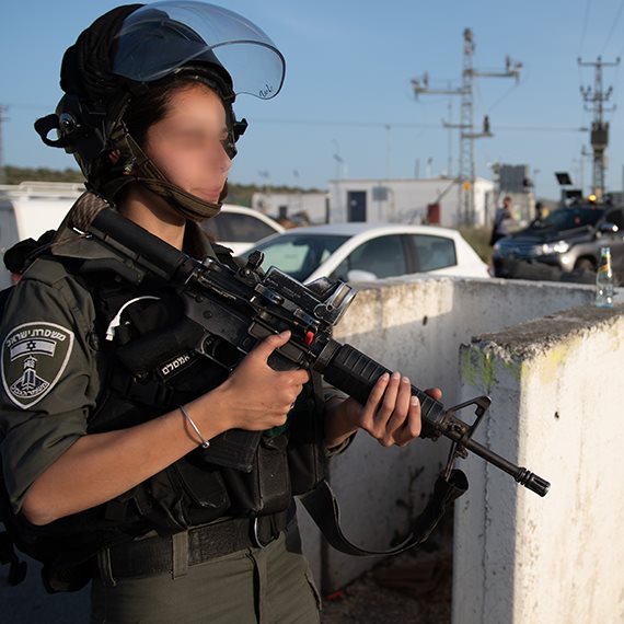 לוחמת באזור צומת תפוח לאחר הפיגוע - צילום ארכיון