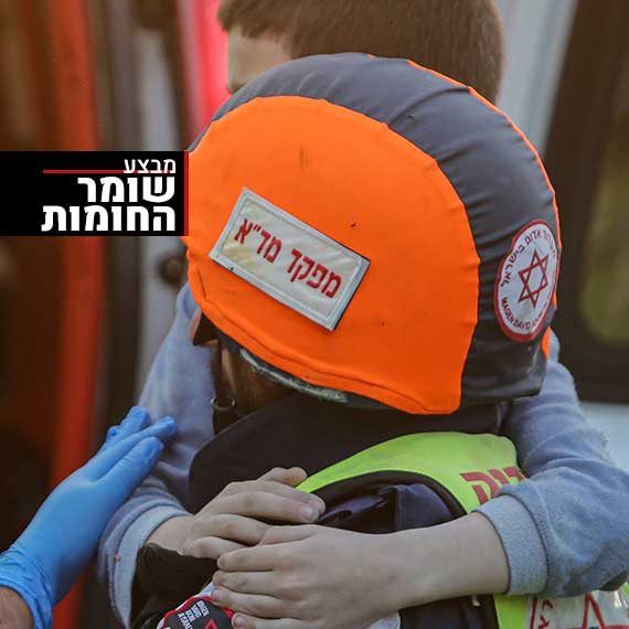 חובשי מד"א חילצו את ההרוגה והפצועים מהפגיעה באשקלון
