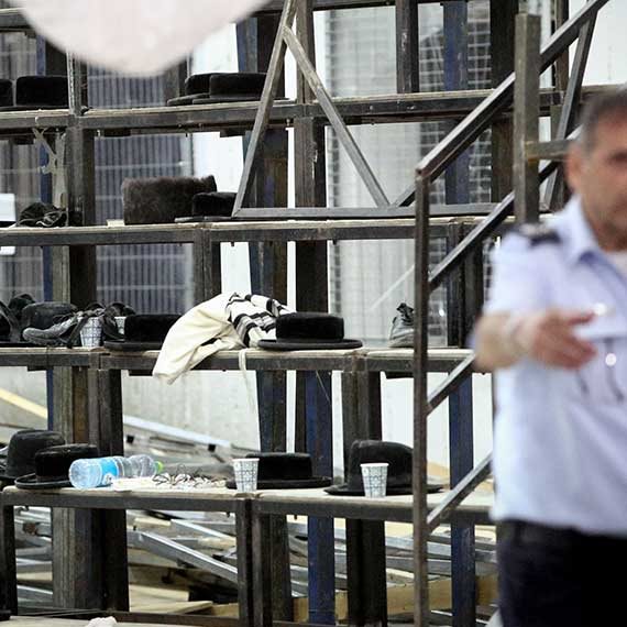 הטריבונות בבית הכנסת המאולתר בגבעת זאב