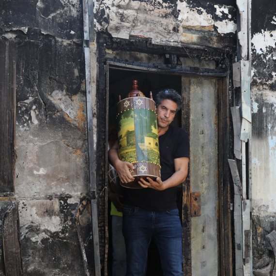 האם המהומות האלימות בערים המעורבות פגעו יותר באחד הצדדים?