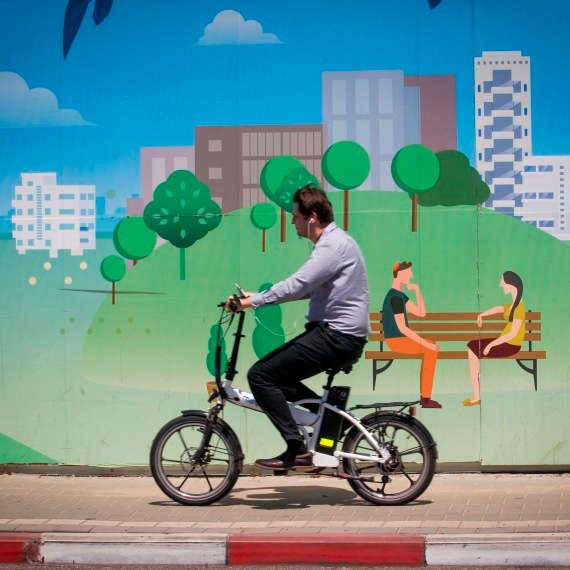 מפחדים על האופניים החשמליים