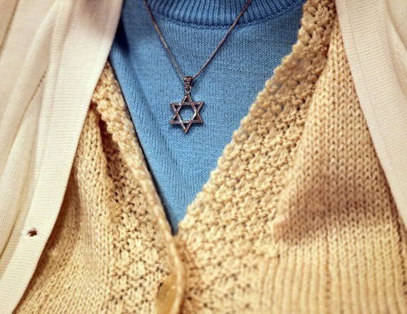 האם יהודים בחו"ל צריכים להצניע את סממני הדת?