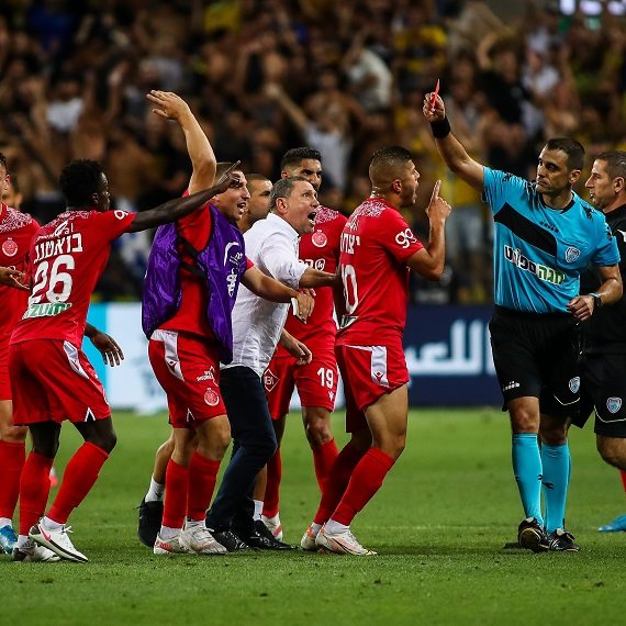 שחקני הפועל ת"א והמאמן ניר קלינגר, משחק גמר הגביע אמש (ד')