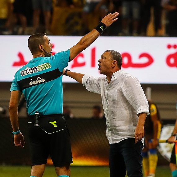 מאמן הפועל ת"א ניר קלינגר ושופט הכדורגל ארז פפיר. גמר גביע המדינה