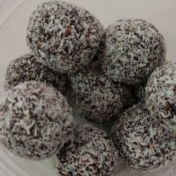 כדורי תמרים ואגוזי מלך