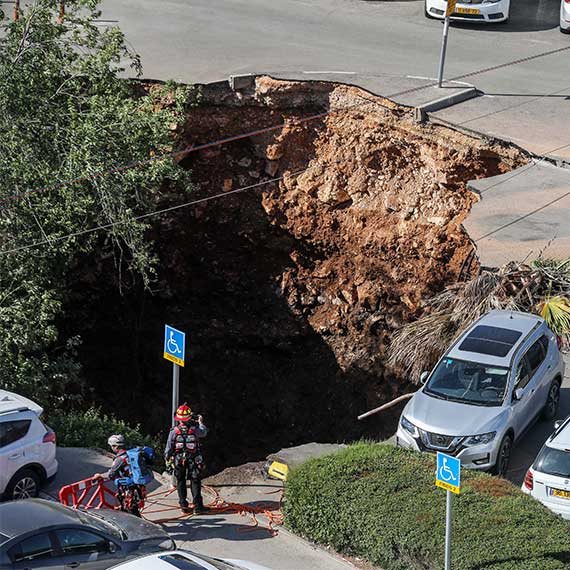 הבולען בחניית שערי צדק, אמש