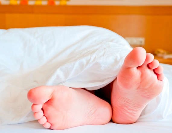 עוויתות ברגליים לפני השינה