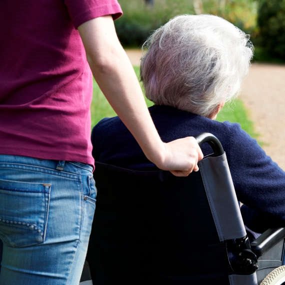 הסדרת הבאת עובדים זרים לתחום הסיעוד