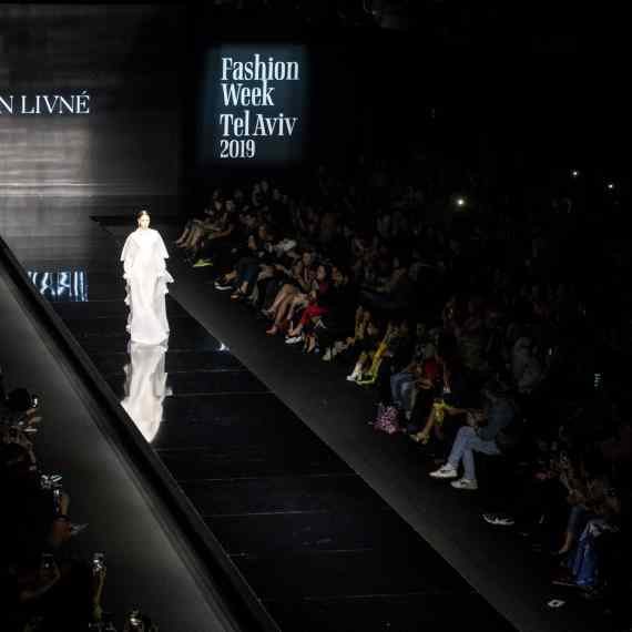 תצוגת אופנה, למצולם אין קשר לנאמר