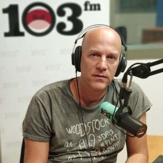 גיא פלג באולפן בגבעתיים