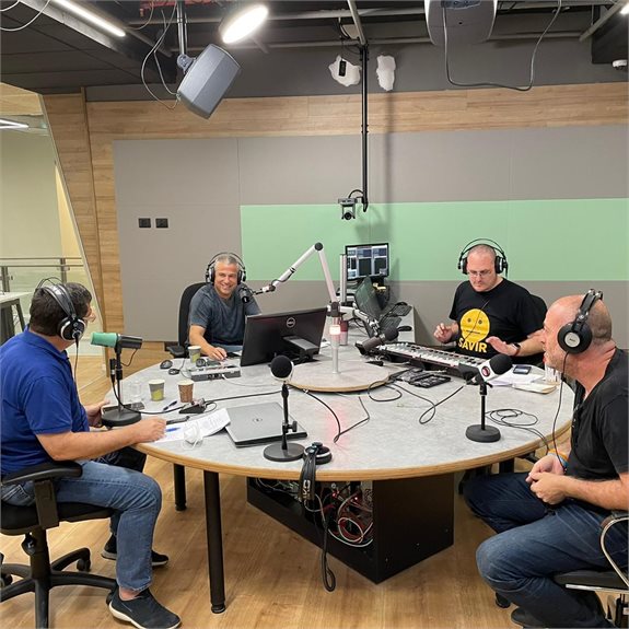 ראש עיריית רמה"ש אבי גרובר באולפן החדש של 103fm