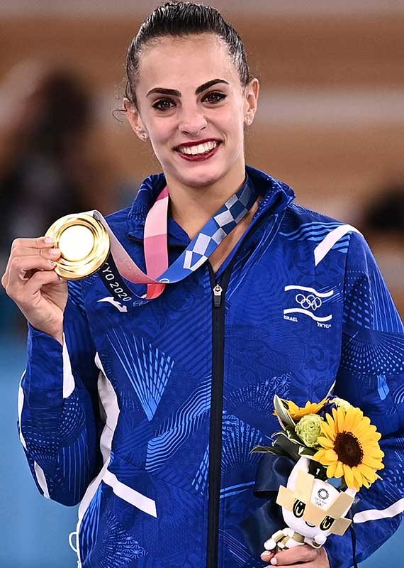 לינוי אשרם עם מדליית הזהב באולימפיאדת טוקיו 2020