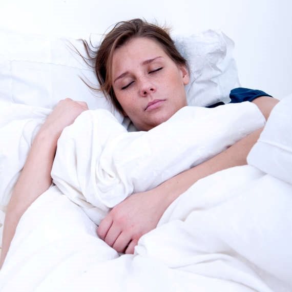 היא אוהבת רק רדיו חזק, באמצע הלילה