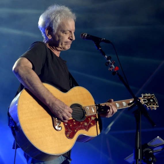 שלום חנוך בהופעה