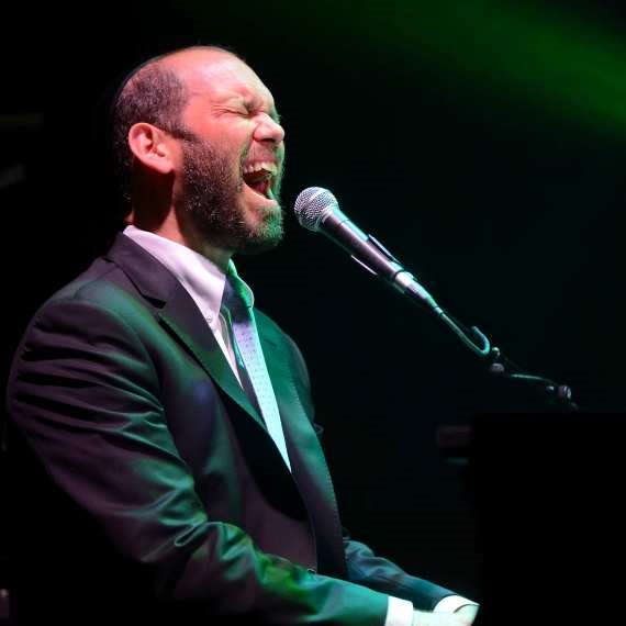 הזמר יונתן רזאל