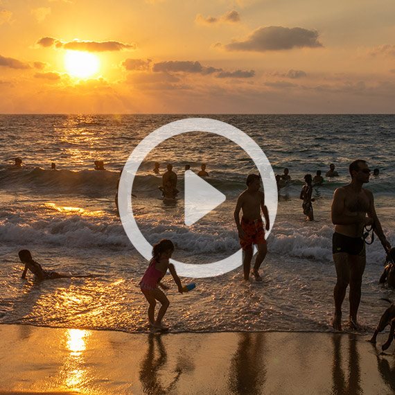מבלים בחוף הים