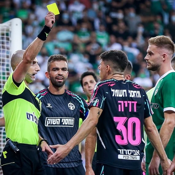 שופט הכדורגל גל לייבוביץ' במשחק אמש (א') בין מכבי חיפה להפועל ב"ש