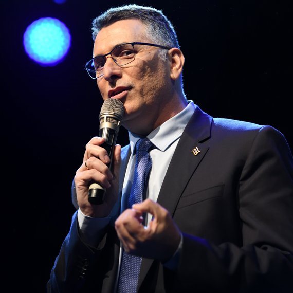 השר גדעון סער