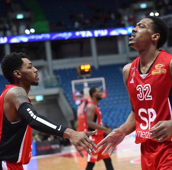 שחקני הפועל תל אביב - צילום ארכיון