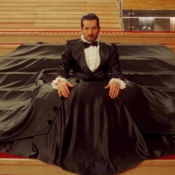 רן דנקר והשמלה החדשה שלו