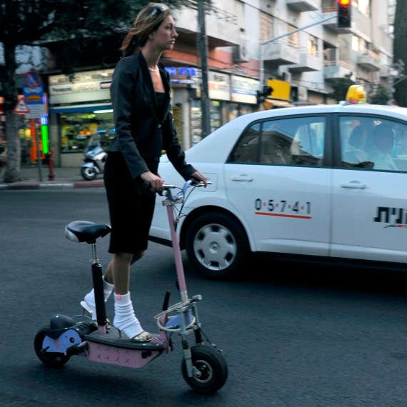 נהגת על קורקינט (ארכיון, למצולמת אין קשר לכתבה)